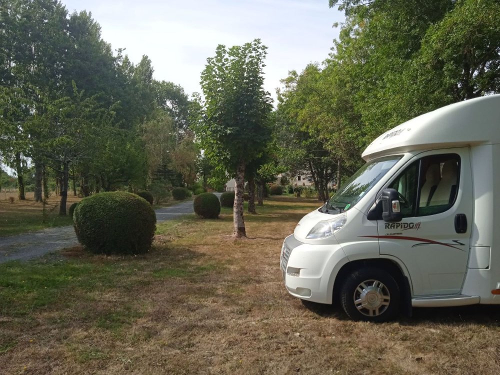 Aire camping-car à Ozillac (17500) - Photo 1